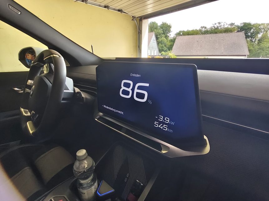 Fahrzeugdisplay während der Entladung: 86 Prozent Ladestand, Mindestladung erreicht, 545 km Restreichweite