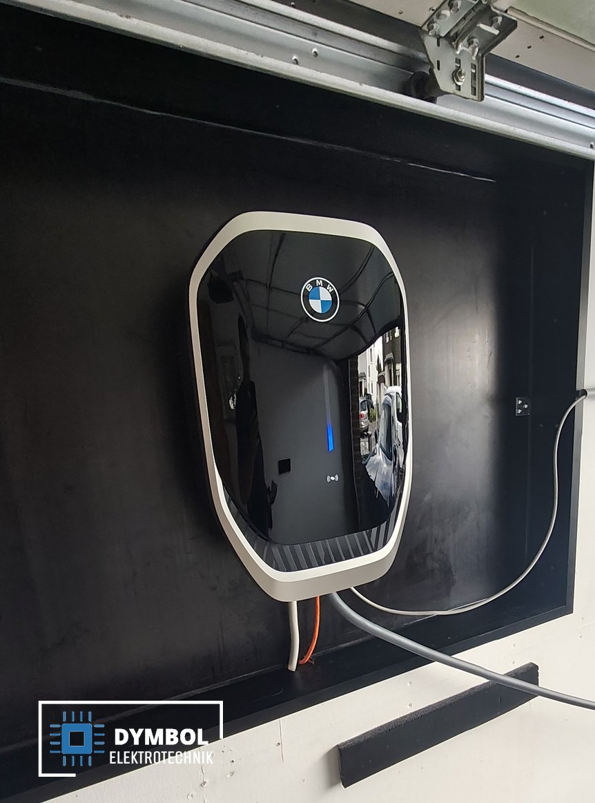 BMW Wallbox Professional nach der Montage in einer Garage in Leverkusen – installiert von Dymbol Elektrotechnik