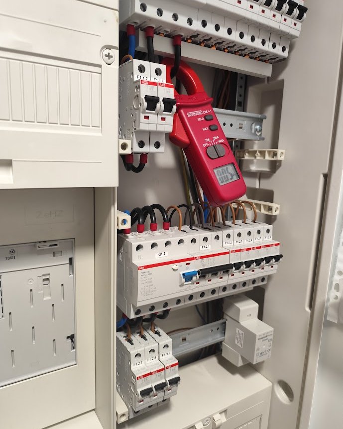 Zählerplatz einer Kundenanlage von Dymbol Elektrotechnik – Strommessung mit der Zange bei der Prüfung