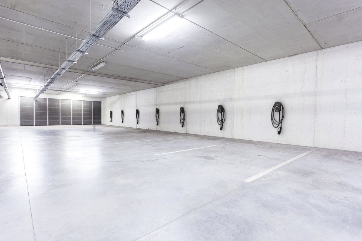 Tiefgarage mit mehreren Wallboxen an der Wand – Ladeinfrastruktur für ein Mehrfamilienhaus