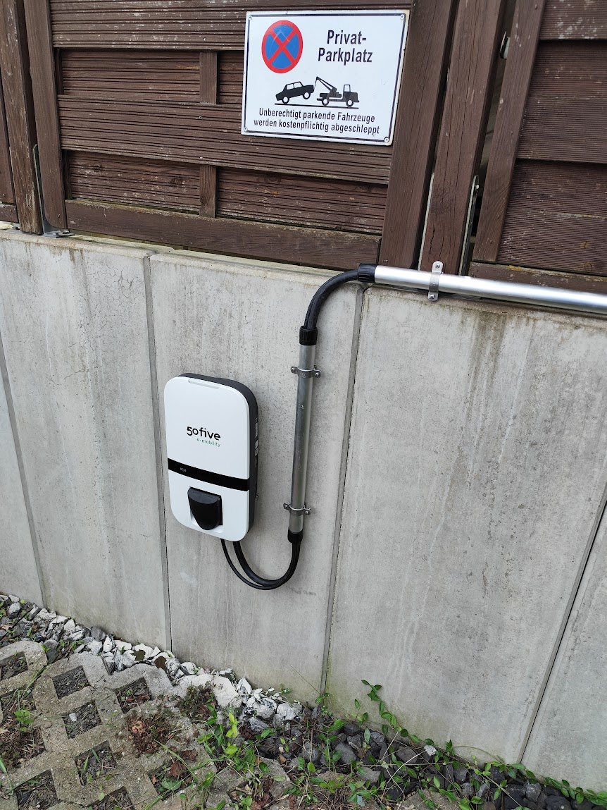 ChargeLine 22 kW Business-Wallbox (5five e-mobility) an einer Betonwand in Brühl, installiert von Dymbol Elektrotechnik