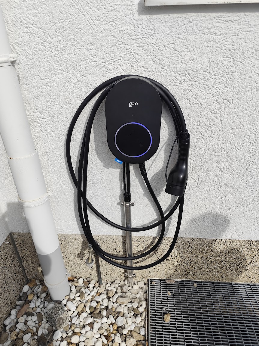 go-e Charger Pro Wallbox an einer Hauswand in Köln mit PV-Integration, installiert von Dymbol Elektrotechnik