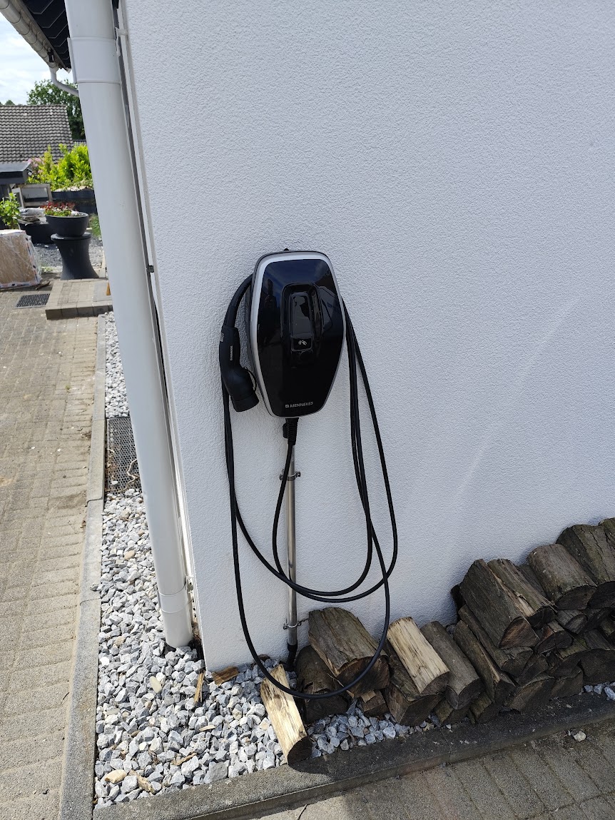 Mennekes Amtron 4Business Wallbox mit MID-Zähler an einer Hauswand in Lohmar, installiert von Dymbol Elektrotechnik